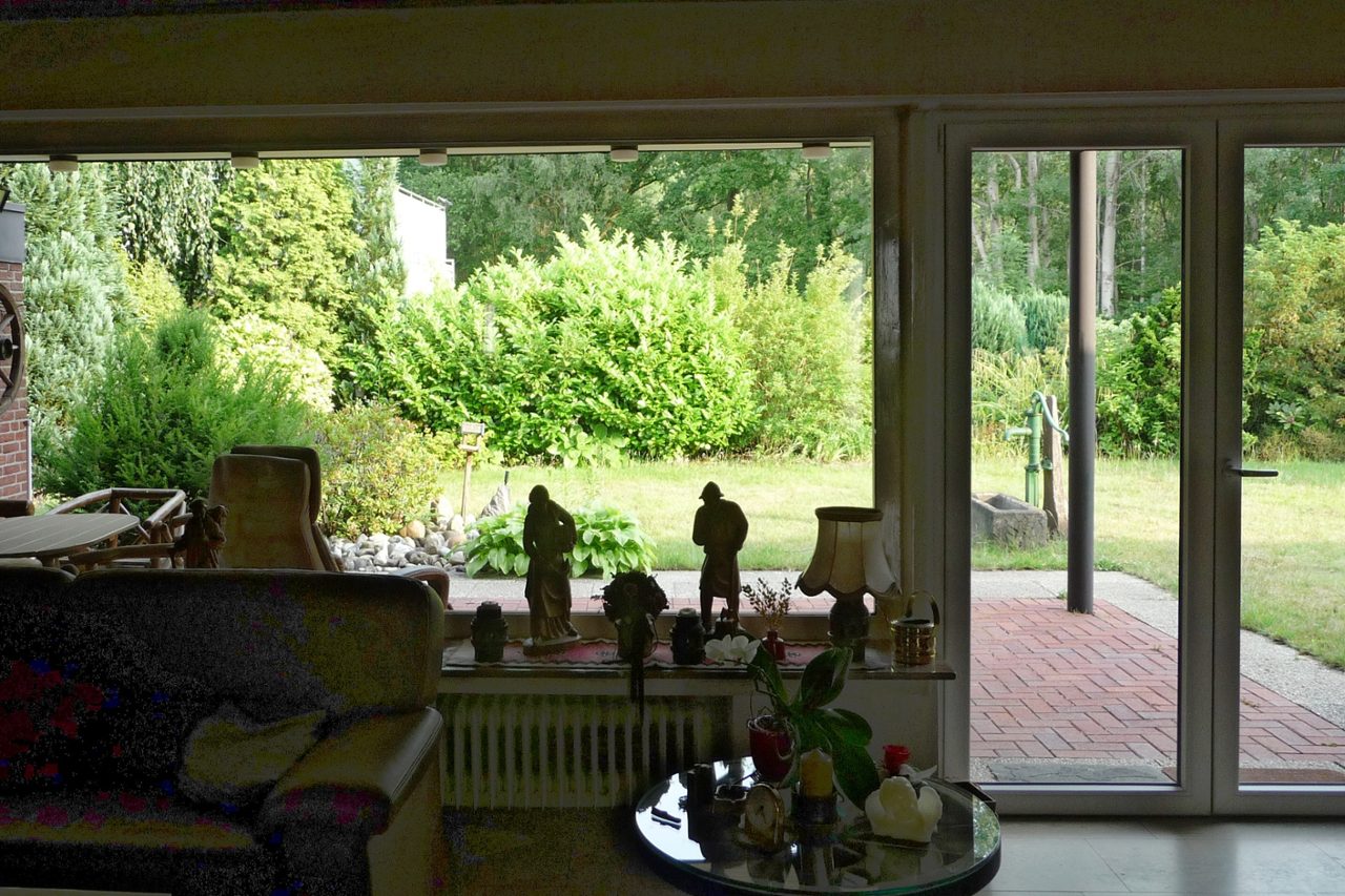 Aus dem Wohnzimmer gelangt man auf die Terrasse