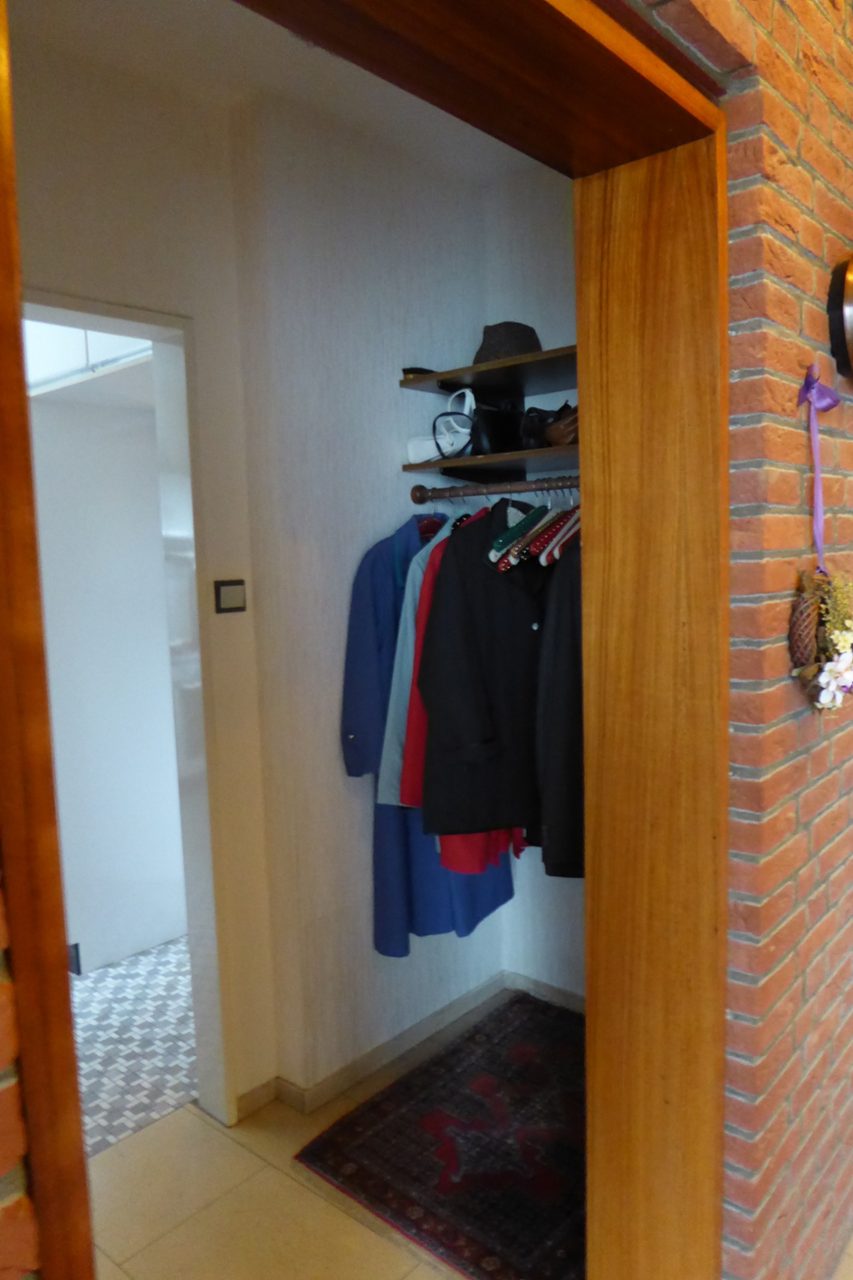 Blick in Garderobe und Küche