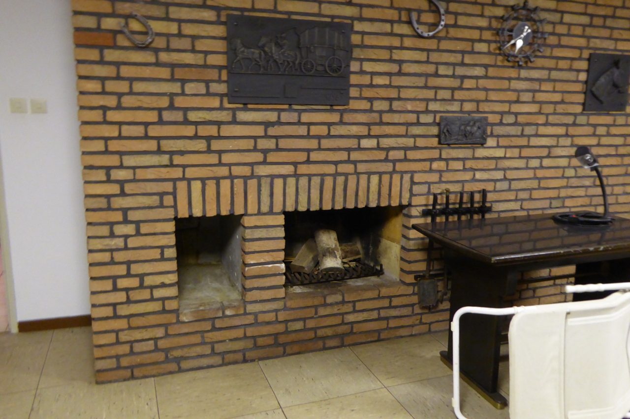 Auch im Partykeller ist ein Kamin