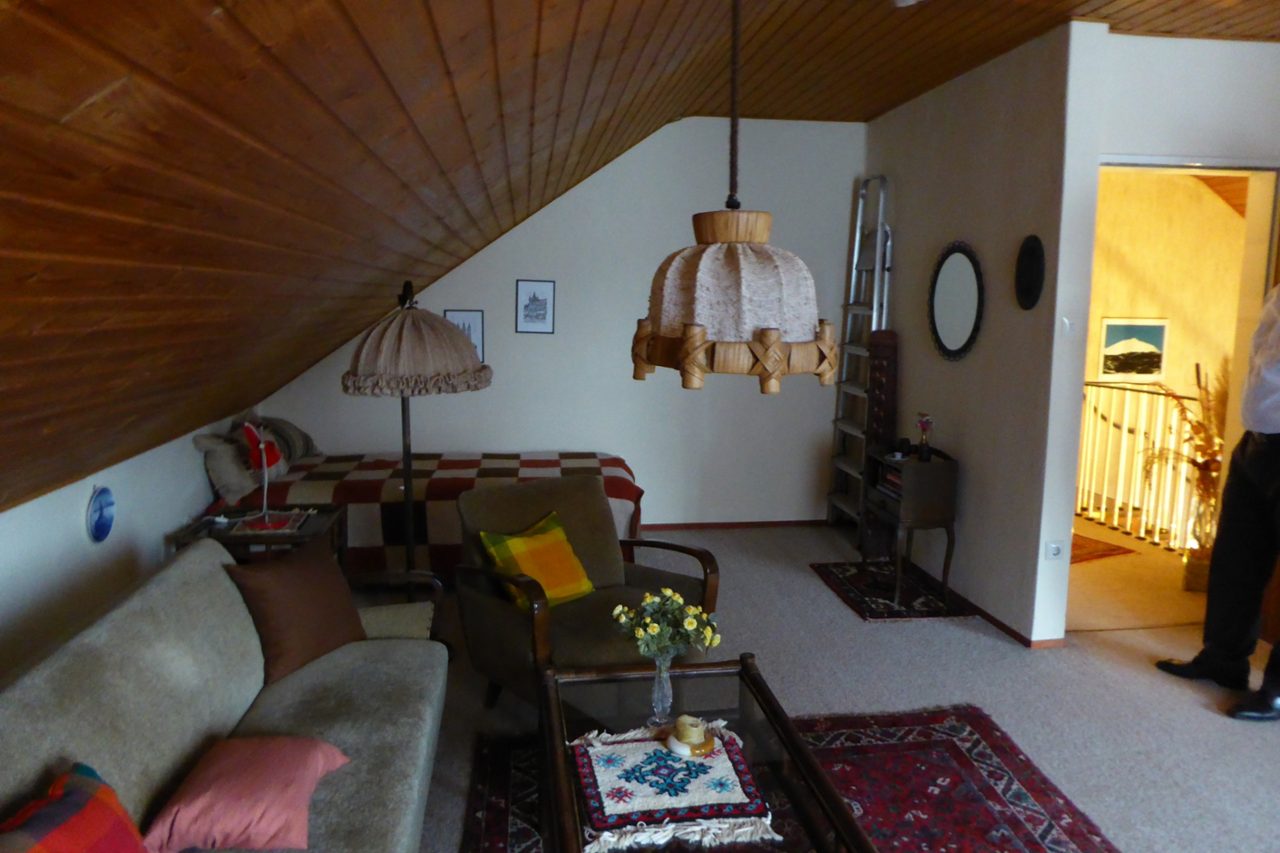 Das große Zimmer im Obergeschoss, rechts die Galerie